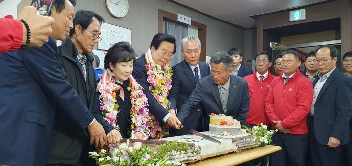 [밀양=뉴시스] 제22대 국회의원 선거 경남 밀양·의령·함안·창녕 선거구에 출마한 국민의힘 박성웅 당선인이 10일 오후 경남 밀양시 삼문동 선거 사무실에서 당선이 확정되자 지지자들과 당선 축하 떡 케익을 자르고 있다. (사진=박상웅 후보 선거 사무실 제공) 2024.04.10. photo@newsis.com *재판매 및 DB 금지