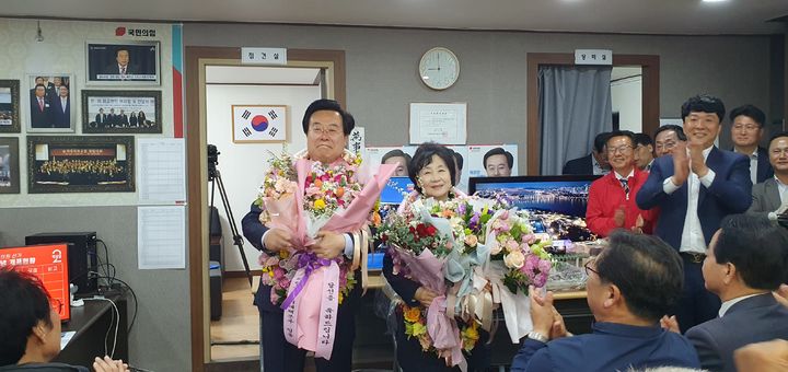 [밀양=뉴시스] 제22대 국회의원 선거 경남 밀양·의령·함안·창녕 선거구에 출마한 국민의힘 박성웅 당선인이 10일 오후 경남 밀양시 삼문동 선거 사무실에서 당선이 확정되자 지지자들로부터 꽃다발을 받고 환호하고 있다. (사진=박상웅 후보 선거 사무실 제공) 2024.04.10. photo@newsis.com *재판매 및 DB 금지