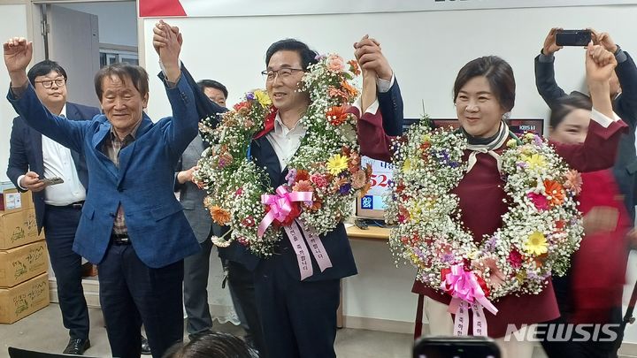 [사천=뉴시스] 차용현 기자 = 10일 오후 제22대 국회의원선거 사천남해하동 국민의 힘 서천호 후보가 자신의 선거사무소에서 개표 방송을 보다 당선이 확실시 되자 지지자들과 기뻐하고 있다. 2024.04.10.(사진=서천호 선거사무소 제공)photo@newsis.com 