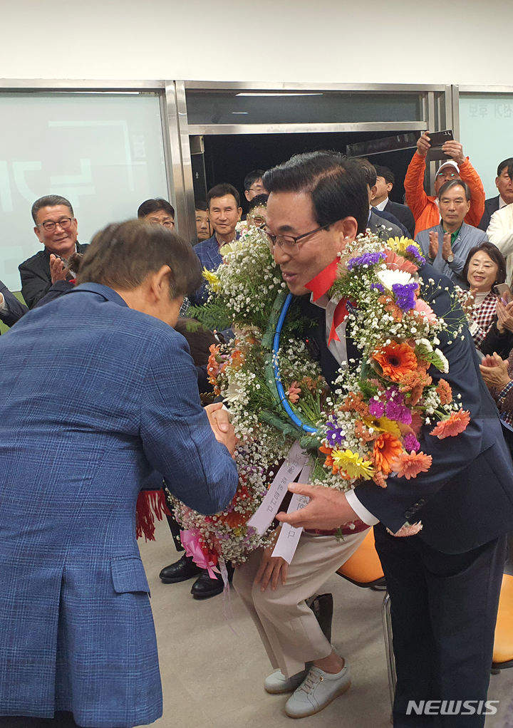 [사천=뉴시스] 차용현 기자 = 10일 오후 제22대 국회의원선거 사천남해하동 국민의 힘 서천호 후보가 자신의 선거사무소에서 개표 방송을 보다 당선이 확실시 되자 지지자들과 기뻐하고 있다. 2024.04.10.(사진=서천호 선거사무소 제공)photo@newsis.com 