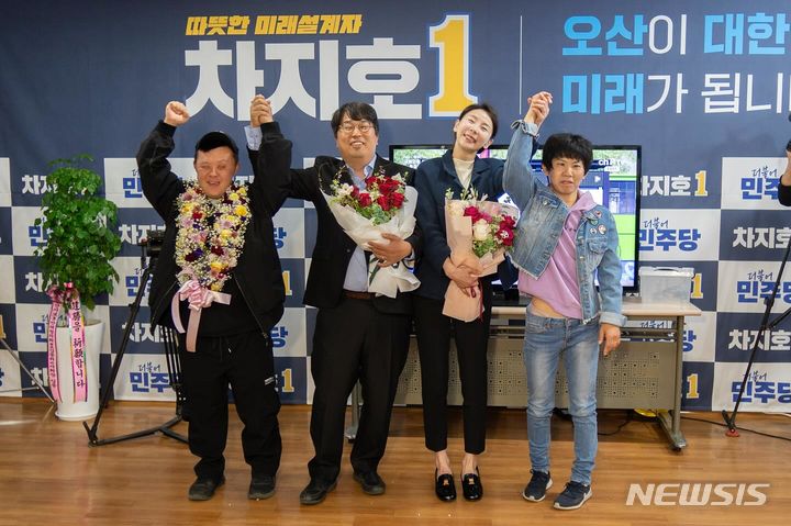 [오산=뉴시스] 더불어민주당 차지호 후보가 지지자들에게 인사하고 있다. 차지호 SNS