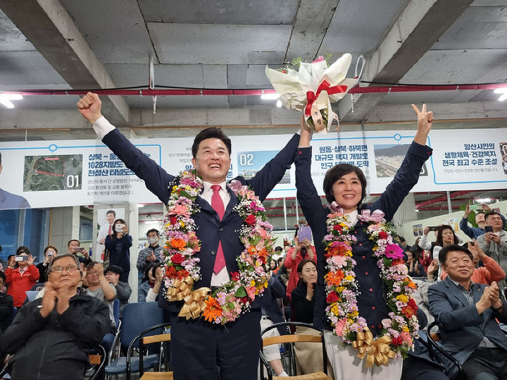 [양산=뉴시스] 안지율 기자 = 윤영석 제22대 국회의원 경남 양산을 당선인이 10일 오후 경남 양산시 선거 사무실에서 당선이 확실시되자 지지자들로부터 꽃다발을 받고 환호하고 있다. (사진=양산뉴스파크 제공) 2024.04.10. photo@newsis.com  *재판매 및 DB 금지