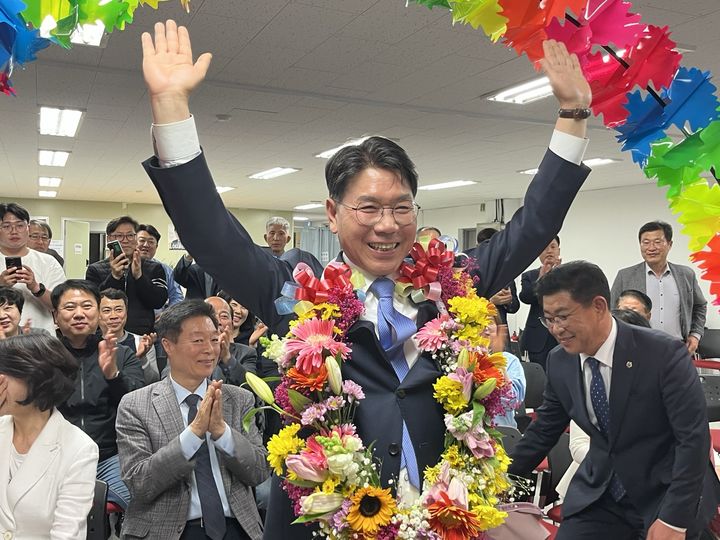 [천안·아산=뉴시스] 박우경 기자= 10일 제22대 총선에서 충남 천안을에 출마한 더불어민주당 이재관 후보가 당선이 확정되자 환호하고 있다. 2024.04.10. spacedust1@newsis.com *재판매 및 DB 금지