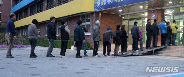 [전주=뉴시스] 김얼 기자 = 제22대 국회의원 선거일인 10일 전북 전주시 완산구 평화동 전주남중학교에 마련된 평화1동 제2 투표소에서 유권자들이 투표를 하기 위해 새벽부터 줄지어 서 있다. 2024.04.10. pmkeul@newsis.com