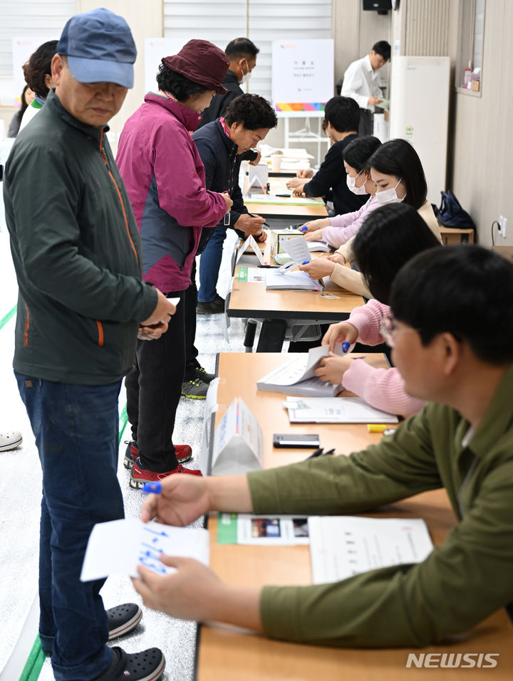 [광주=뉴시스] 박기웅 기자 = 제22대 국회의원 선거일인 10일 오전 광주 북구 우산동제1투표소(우산동주민센터)에서 유권자들이 투표용지를 받고 있다. 2024.04.10. pboxer@newsis.com