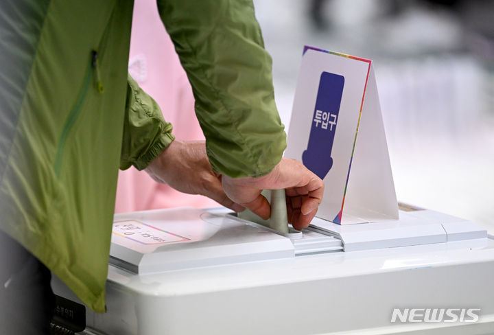 [광주=뉴시스] 김혜인 기자 = 제22대 국회의원 선거 투표일인 10일 오전 광주 남구 한 태권도장에 마련된 진월 제5투표소에서 유권자가 소중한 한표를 행사하고 있다. 2024.04.10. hyein0342@newsis.com