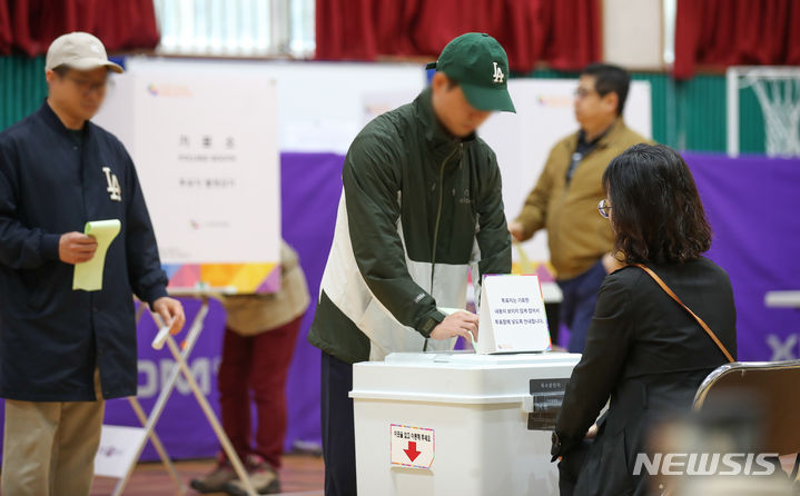 [제주=뉴시스] 우장호 기자 = 제22대 국회의원 선거일인 10일 오전 제주시 오라초등학교 강당에 마련된 투표소에서 시민들이 소중한 한 표를 행사하고 있다. 2024.04.10. woo1223@newsis.com