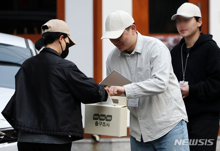 [서울=뉴시스] 조성우 기자 = 제22대 국회의원 선거일인 10일 오전 서울 서초구 고도일병원 제2별관에 마련된 반포1동 제4투표소에서 방송사 출구조사원들이 투표를 마친 유권자를 대상으로 출구조사를 하고 있다. 2024.04.10. xconfind@newsis.com