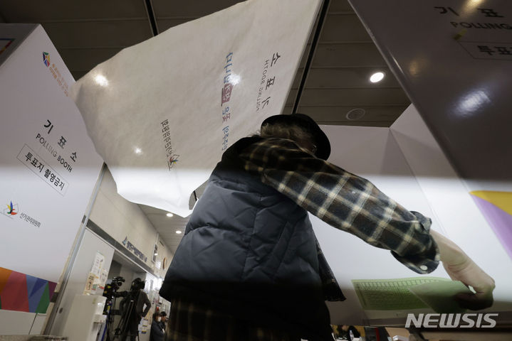 [서울=뉴시스] 최동준 기자 = 제22대 국회의원 선거일인 10일 서울 광진문화예술회관에 마련된 투표소에서 시민들이 투표를 하고 있다. 2024.04.10. photocdj@newsis.com