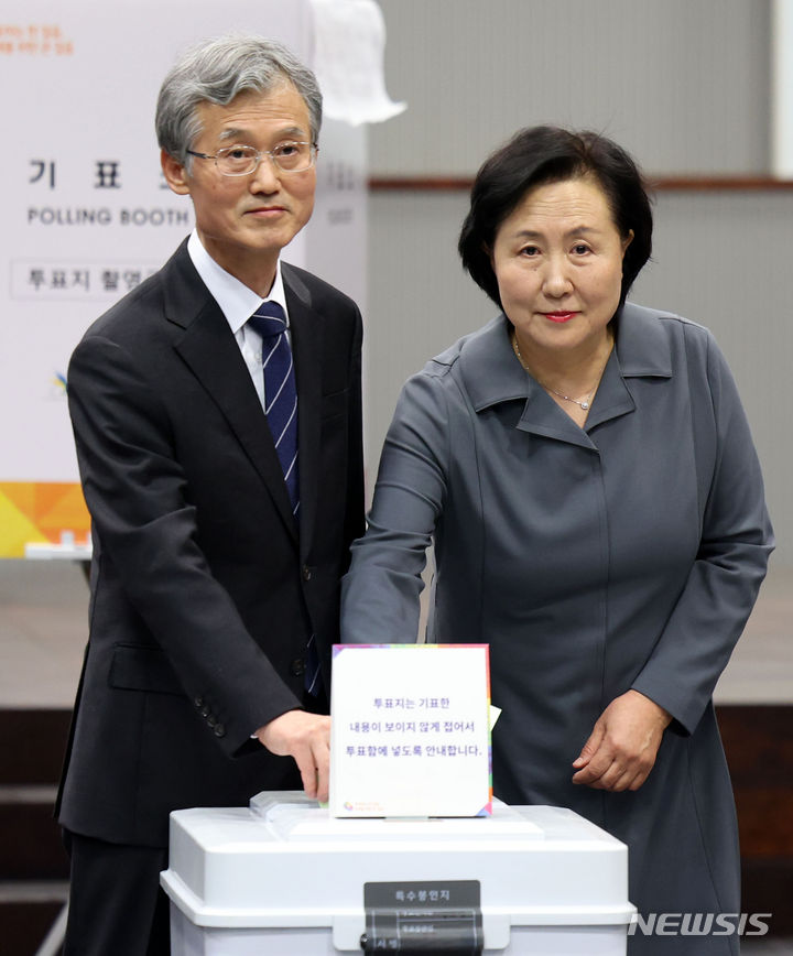 [서울=뉴시스] 김선웅 기자 = 조희대 대법원장과 부인 박은숙 씨가 제22대 국회의원선거일인 10일 서울 용산구 한남동 제3투표소에서 투표를 하고 있다. 2024.04.10. mangusta@newsis.com