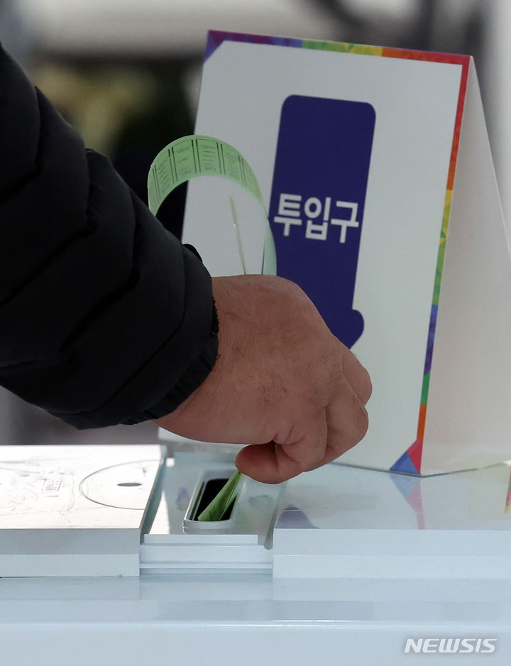 [부산=뉴시스] 하경민 기자 = 제22대 국회의원 선거일인 10일 부산 부산진구청 백양홀에 마련된 부암1동 제4투표소를 찾은 유권자들이 소중한 한표를 행사하고 있다. 2024.04.10. yulnetphoto@newsis.com