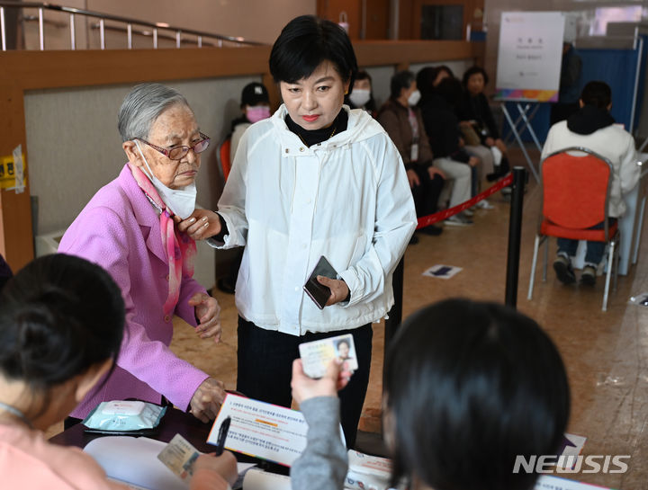 [광주=뉴시스] 박기웅 기자 = 제22대 국회의원 선거일인 10일 오전 광주 동구지역 최고령 유권자인 김정자(108·여)씨가 계림1동 제2투표소에서 신분증 확인을 하고 있다. 2024.04.10. pboxer@newsis.com