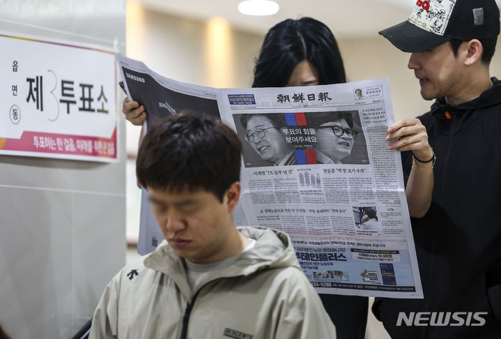 [서울=뉴시스] 정병혁 기자 = 제22대 국회의원 선거일인 10일 서울 종로구 경희궁자이2단지아파트 주민공동시설에 마련된 투표소를 찾은 시민이 신문을 읽고 있다. 2024.04.10. jhope@newsis.com