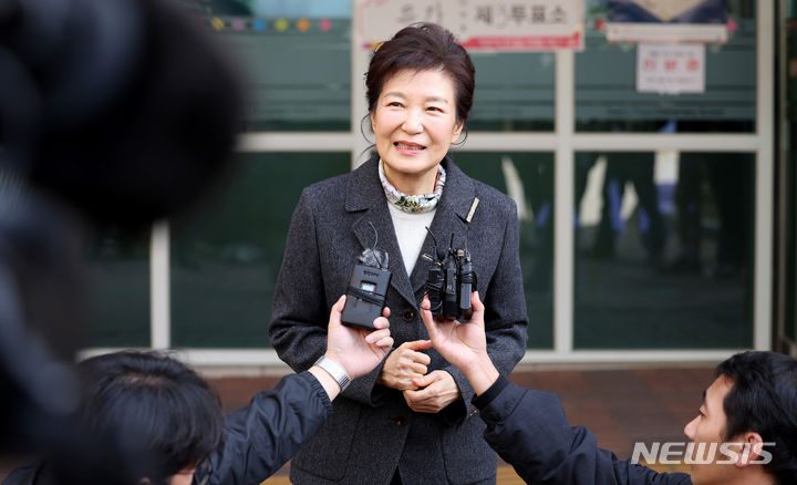 [대구=뉴시스] 이무열 기자 = 박근혜 전 대통령이 제22대 국회의원 선거일인 10일 대구 달성군 비슬초등학교에 마련된 유가읍 제3투표에서 투표를 마친 후 취재진 질문에 답하고 있다. 2024.04.10. lmy@newsis.com