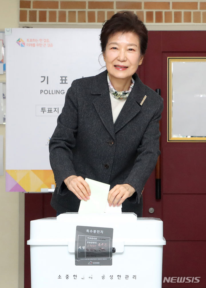 [대구=뉴시스] 이무열 기자 = 박근혜 전 대통령이 제22대 국회의원 선거일인 10일 오전 대구 달성군 비슬초등학교에 마련된 유가읍 제3투표소에서 투표하고 있다. 2024.04.10. lmy@newsis.com