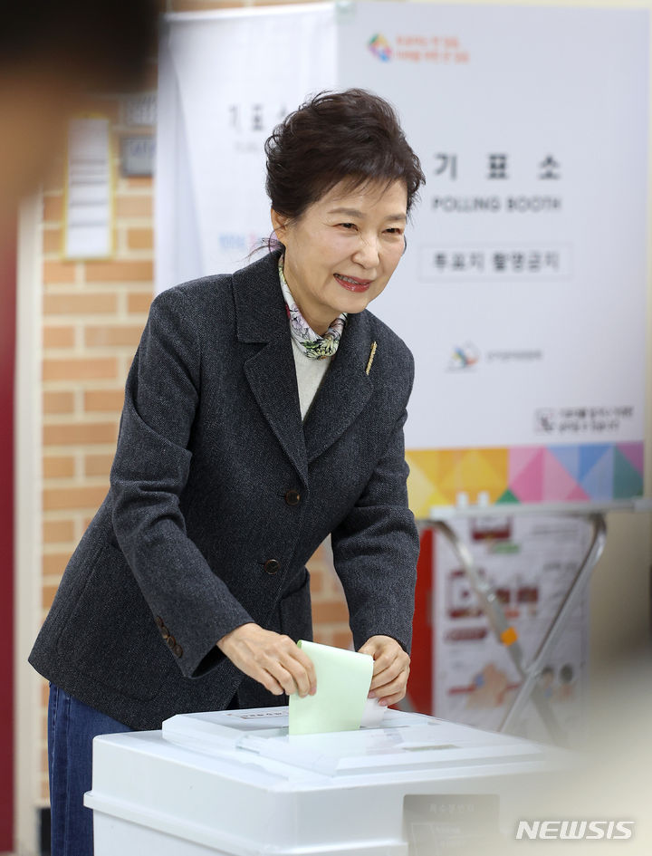 [대구=뉴시스] 이무열 기자 = 박근혜 전 대통령이 제22대 국회의원 선거일인 10일 오전 대구 달성군 비슬초등학교에 마련된 유가읍 제3투표소에서 투표하고 있다. 2024.04.10. lmy@newsis.com