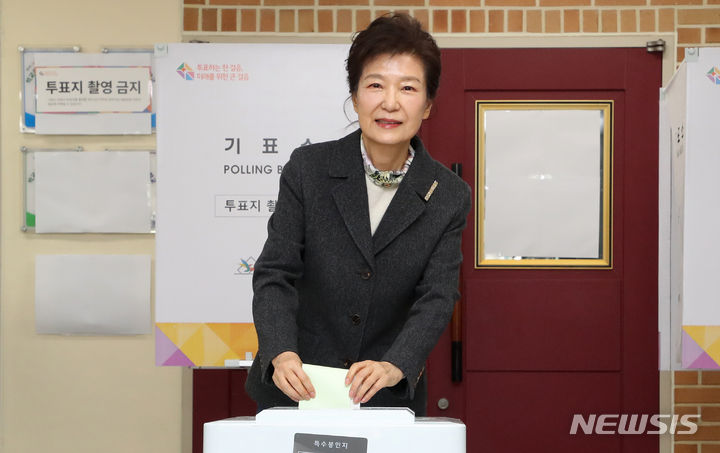 [대구=뉴시스] 이무열 기자 = 박근혜 전 대통령이 제22대 국회의원 선거일인 10일 오전 대구 달성군 비슬초등학교에 마련된 유가읍 제3투표소에서 투표하고 있다. 2024.04.10. lmy@newsis.com