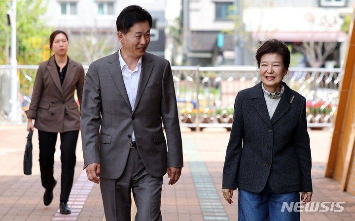 [대구=뉴시스] 이무열 기자 = 박근혜 전 대통령이 제22대 국회의원 선거일인 10일 오전 투표를 하기 위해 대구 달성군 비슬초등학교에 마련된 유가읍 제3투표소로 들어서고 있다. 2024.04.10. lmy@newsis.com
