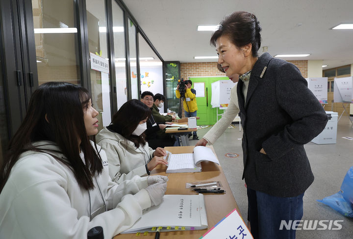 [대구=뉴시스] 이무열 기자 = 박근혜 전 대통령이 제22대 국회의원선거 투표일인 10일 대구 달성군 비슬초등학교에 마련된 유가읍 제3투표소를 찾아 투표전 본인확인을 하고 있다. 2024.04.10. lmy@newsis.com