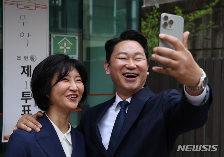 [서울=뉴시스] 고승민 기자 = 곽상언 더불어민주당 종로구 국회의원 후보와 부인 노정연 씨가 제22대 국회의원 선거일인 10일 서울 종로노인종합복지관 무악센터(무악동제1투표소)에서 투표를 마친 뒤 건물 밖에서 사진 촬영을 하고 있다. 2024.04.10. kkssmm99@newsis.com