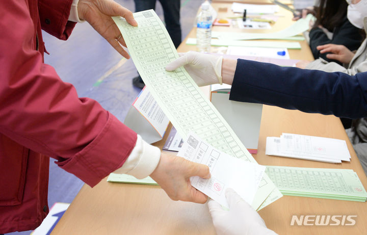 [울산=뉴시스] 배병수 기자 = 제22대 국회의원 선거일인 10일 울산 남구 동평중학교에 마련된 달동 제3투표소에서 유권자들이 투표에 참여하고 있다. 2024.04.10. bbs@newsis.com