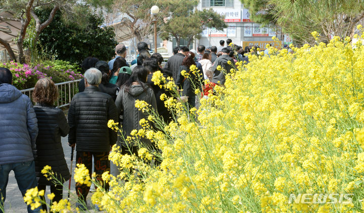 [울산=뉴시스] 배병수 기자 = 제22대 국회의원 선거일인 10일 울산 남구 동평중학교에 마련된 달동 제3투표소에서 유권자들이 투표를 하기위해 줄을서서 기다리고 있다. 2024.04.10. bbs@newsis.com