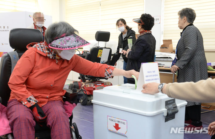 [울산=뉴시스] 배병수 기자 = 제22대 국회의원선거일인 10일 울산 남구 동평중학교에 마련된 달동 제3투표소에서 유권자들이 투표에 참여하고 있다. 2024.04.10. bbs@newsis.com