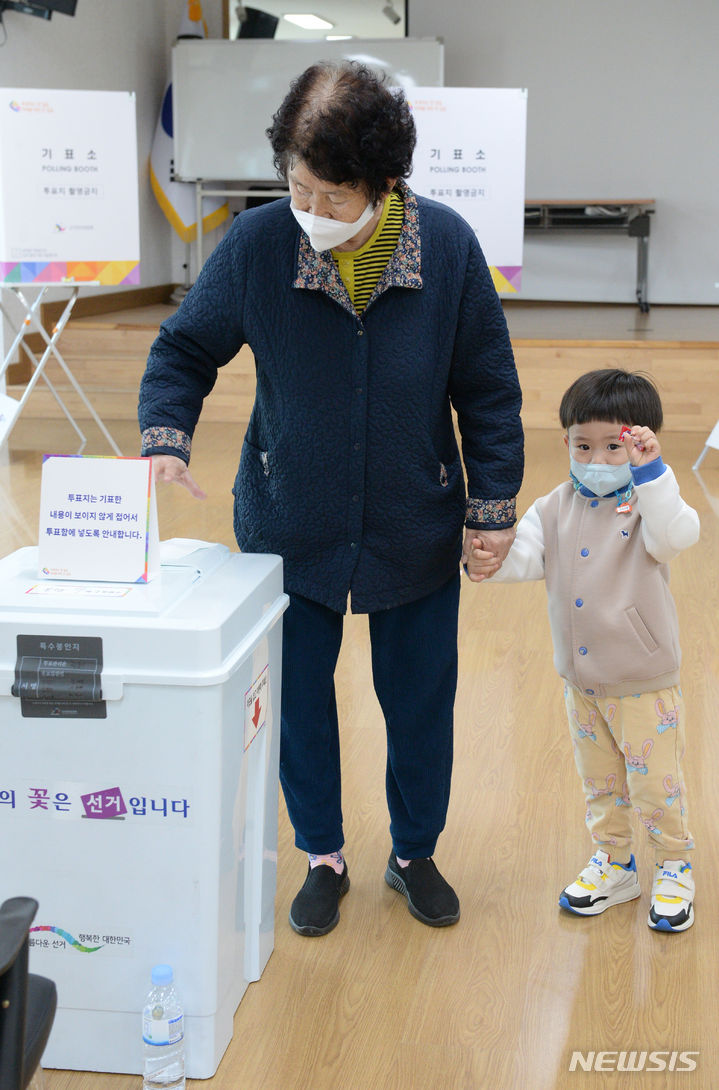 [울산=뉴시스] 배병수 기자 = 제22대 국회의원 선거일인 10일 울산 울주구 온산초등학교에 마련된 온양읍 제6투표소에서 한 유권자가 손자와 함께 투표를 하고 있다. 2024.04.10. bbs@newsis.com