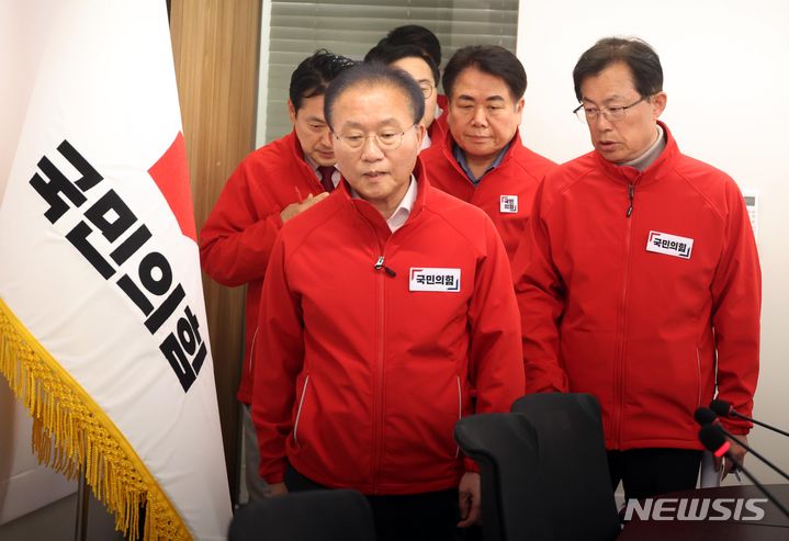 [서울=뉴시스] 조성봉 기자= 윤재옥 국민의힘 원내대표가 10일 오후 서울 여의도 국민의힘 중앙당사에서 열린 긴급 투표상황 점검회의에 참석하고 있다.  2024.04.10. suncho21@newsis.com