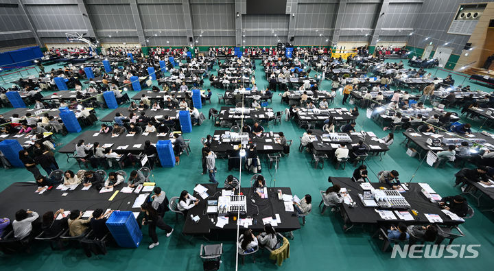 [광주=뉴시스] 박기웅 기자 = 제22대 국회의원 선거가 치러진 10일 오후 광주 북구지역 개표소가 마련된 북구종합체육관에서 개표사무원들이 투표함이 도착하길 기다리고 있다. 2024.04.10. pboxer@newsis.com