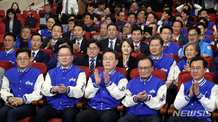 [서울=뉴시스] 이영환 기자 = 이재명 더불어민주당 대표, 이해찬·김부겸 상임공동선거대책위원장 등 당 지도부가 10일 오후 서울 여의도 국회 의원회관에 마련된 제22대 국회의원선거(총선) 민주당 개표 상황실에서 방송사 출구조사 결과를 지켜보며 환호하고 있다. 24.04.10. (공동취재) 2024.04.10. photo@newsis.com