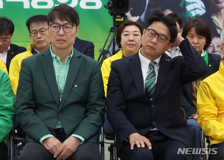 [서울=뉴시스] 조성봉 기자= 김준우, 김찬휘 녹색정의당 상임선거대책위원장이 10일 오후 서울 여의도 국회에서 개표상황실 출구조사 발표를 시청하고 있다.2024.04.10. suncho21@newsis.com