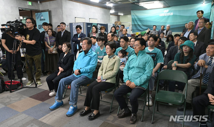 [광주=뉴시스] 이영주 기자 = 10일 오후 광주 광산구 새로운미래 선거캠프에서 이낙연 새로운미래 후보가 22대 국회의원 선거 개표 방송을 보고 있다. 2024.04.10. leeyj2578@newsis.com