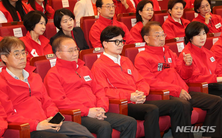 [서울=뉴시스] 조성봉 기자= 한동훈 국민의힘 비상대책위원장을 비롯한 참석자들이 10일 오후 서울 여의도 국회도서관에 마련된 개표상황실에서 출구조사 발표를 시청하고 있다.(공동취재) 2024.04.10. photo@newsis.com