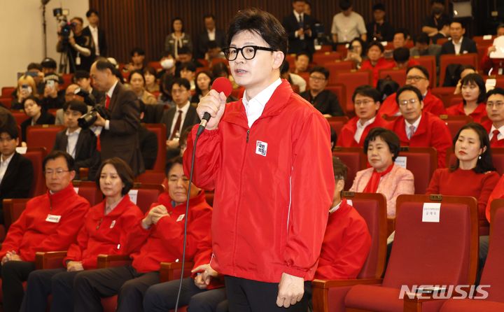 [서울=뉴시스] 조성봉 기자= 한동훈 국민의힘 비상대책위원장이 10일 오후 서울 여의도 국회도서관에 마련된 개표상황실에서 출구조사 발표를 시청한뒤 발언을 하고 있다.(공동취재) 2024.04.10. photo@newsis.com