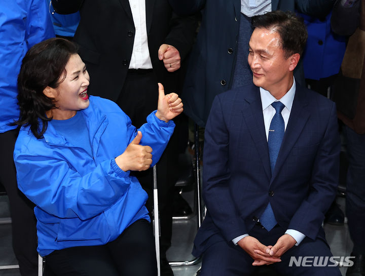 [서울=뉴시스] 김근수 기자 = 제22대 국회의원선거일인 10일 오후 서울 동작구을에 출마한 더불어민주당 류삼영 후보가 동작구에 마련된 본인의 선거사무실에서 가족들과 함께 방송3사(KBS,MBC,SBS) 공동 출구 조사 결과를 지켜보며 기뻐하고 있다. 2024.04.09. ks@newsis.com