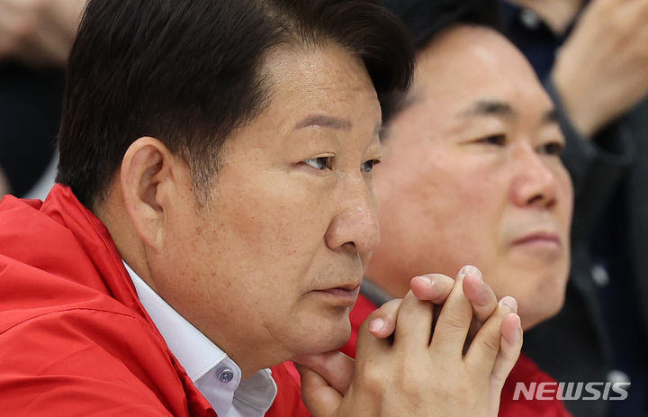 [대구=뉴시스] 이무열 기자 =지난 10일 당시 권영진 국민의힘 대구 달서병 후보가 대구 수성구 국민의힘 대구시당 대강당에서 굳은 표정으로 출구조사 결과를 시청하고 있다. 2024.04.10. lmy@newsis.com