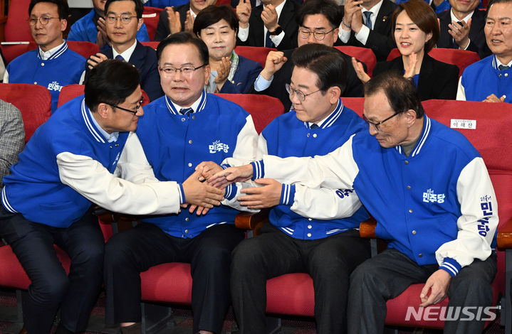 [서울=뉴시스] 이영환 기자 =  이재명 더불어민주당 대표와 이해찬·김부겸 상임공동선거대책위원장, 홍익표 원내대표가 10일 국회 의원회관에 마련된 제22대 국회의원선거(총선) 민주당 개표 상황실에서 방송사 출구조사 결과를 지켜본 뒤 손을 잡고 있다. (공동취재) 2024.04.10. photo@newsis.com