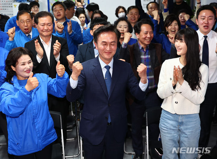 [서울=뉴시스] 김근수 기자 = 제22대 국회의원선거일인 10일 오후 서울 동작구을에 출마한 더불어민주당 류삼영 후보가 동작구에 마련된 본인의 선거사무실에서 가족들과 함께 방송3사(KBS,MBC,SBS) 공동 출구 조사 결과를 지켜보며 기뻐하고 있다. 2024.04.09. ks@newsis.com