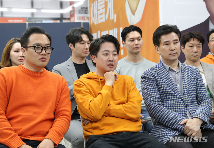 [화성=뉴시스] 경기사진공동취재단 = 이준석 개혁신당 화성을 후보가 10일 오후 경기 화성시 동탄대로 라스플로레스에 위치한 선거사무소에서 제22대 국회의원 선거 출구조사 결과를 보고 있다. 2024.04.10. photo@newsis.com