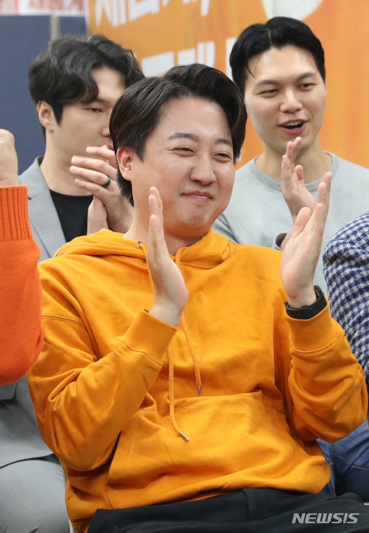 [화성=뉴시스] 경기사진공동취재단 = 이준석 개혁신당 화성을 후보가 10일 오후 경기 화성시 동탄대로 라스플로레스에 위치한 선거사무소에서 제22대 국회의원 선거 출구조사 결과를 보고 기뻐하고 있다. 2024.04.10. photo@newsis.com