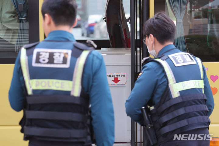 [서울=뉴시스] 권창회 기자 = 제22대 국회의원 선거가 종료된 10일 오후 서울 송파구 송파책박물관에 마련된 투표소에서 경찰 관계자가 투표함 회송차량에 탑승하고 있다. 2024.04.10. kch0523@newsis.com