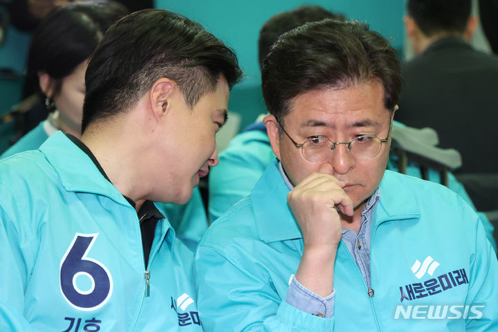 [서울=뉴시스] 지난 2024년 4월 10일 오영환(왼쪽) 전 새로운미래 총괄선거대책위원장과 박원석 전 공동선대위원장이 서울 여의도 새로운미래 중앙당 회의실에서 제22대 국회의원선거 출구조사 결과 발표 방송을 보며 대화하고 있다. 한편, 박원석 전 정의당 의원이 CBS 라디오 '박재홍의 한판 승부'에 출연해 유시민 작가와 김어준 씨가 이재명 대통령의 정치적 확장을 가로막고 있다며 두 사람을 비판했다. 2024.04.10. scchoo@newsis.com