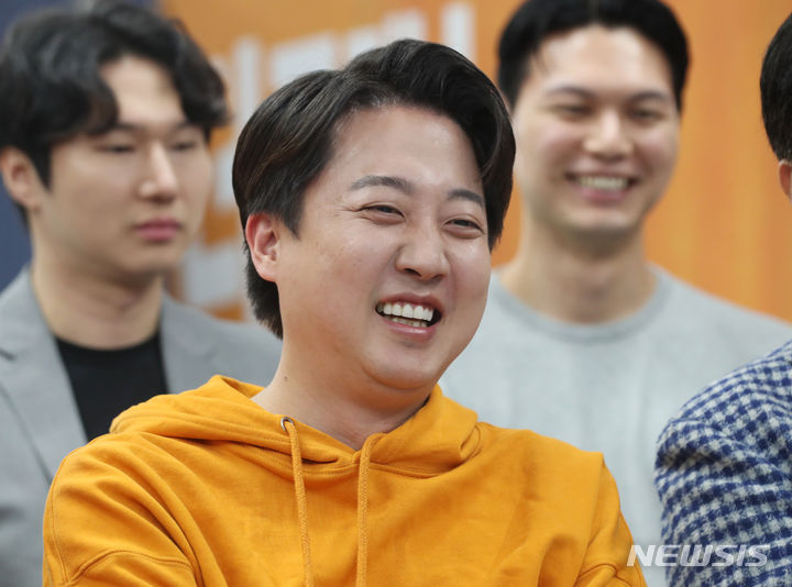 [화성=뉴시스] 경기사진공동취재단 = 이준석 개혁신당 화성을 후보가 10일 오후 경기 화성시 동탄대로 라스플로레스에 위치한 선거사무소에서 제22대 국회의원 선거 출구조사 결과를 보고 기뻐하고 있다. 2024.04.10. photo@newsis.com
