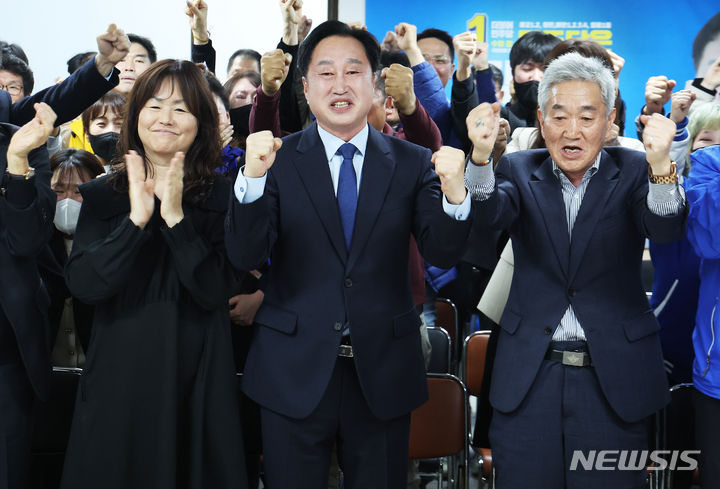 [수원=뉴시스] 경기사진공동취재단 = 제22대 국회의원선거 수원 정에 출마한 더불어민주당 김준혁 후보가 10일 오후 경기도 수원시 영통구 선거사무소에서 출구조사 결과를 보며 기뻐하고 있다. 2024.04.10. photo@newsis.com