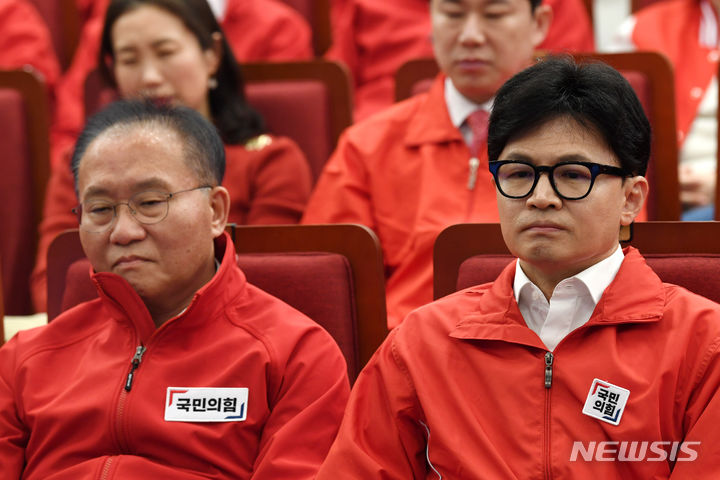 [서울=뉴시스] 조성봉 기자= 한동훈 국민의힘 비상대책위원장과 윤재옥 원내대표가 10일 오후 서울 여의도 국회도서관에 마련된 개표상황실에서 출구조사 결과 발표를 시청하고 있다.(공동취재) 2024.04.10. photo@newsis.com