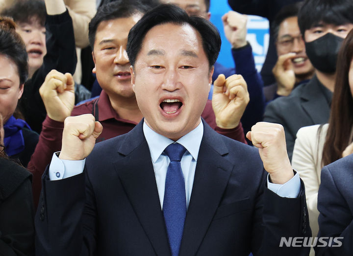 [수원=뉴시스] 경기사진공동취재단 = 제22대 국회의원선거 수원 정에 출마한 더불어민주당 김준혁 후보가 10일 오후 경기도 수원시 영통구 선거사무소에서 출구조사 결과를 보며 기뻐하고 있다. 2024.04.10. photo@newsis.com