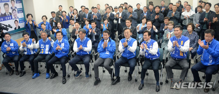 [전주=뉴시스] 김얼 기자 = 제22대 국회의원 선거일인 10일 전북 전주시 더불어민주당 전북특별자치도당에서 전북지역 국회의원 후보들이 출구조사를 시청하며 환호성을 지르고 있다. 왼쪽부터 박희승(남원장수임실무주), 이성윤(전주을), 윤준병(정읍고창), 정동영(전주병), 이춘석(익산갑), 한병도(익산을), 김윤덕(전주갑), 신영대(군산김제부안갑), 이원택(군산김제부안을), 안호영(완주진안무주) 후보. 2024.04.10. pmkeul@newsis.com