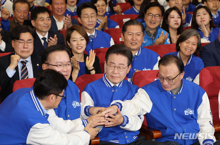 [서울=뉴시스] 이영환 기자 = 이재명 더불어민주당 대표, 이해찬·김부겸 상임공동선거대책위원장이 10일 오후 서울 영등포구 여의도 국회 의원회관에 마련된 제22대 국회의원선거 개표상황실에서 출구조사 결과 확인후 손을 맞잡고 있다. (공동취재) 2024.04.10. photo@newsis.com