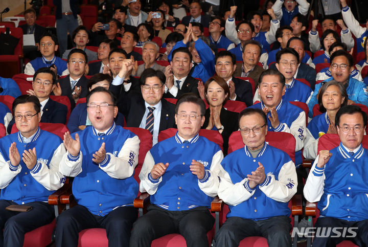 [서울=뉴시스] 이영환 기자 = 이재명 더불어민주당 대표와 이해찬, 김부겸 상임공동선대위원장 등이 10일 오후 서울 여의도 국회 의원회관에 마련된 제22대 국회의원선거 개표상황실에서 출구조사 결과를 보며 기뻐하고 있다. (공동취재) 2024.04.10. photo@newsis.com